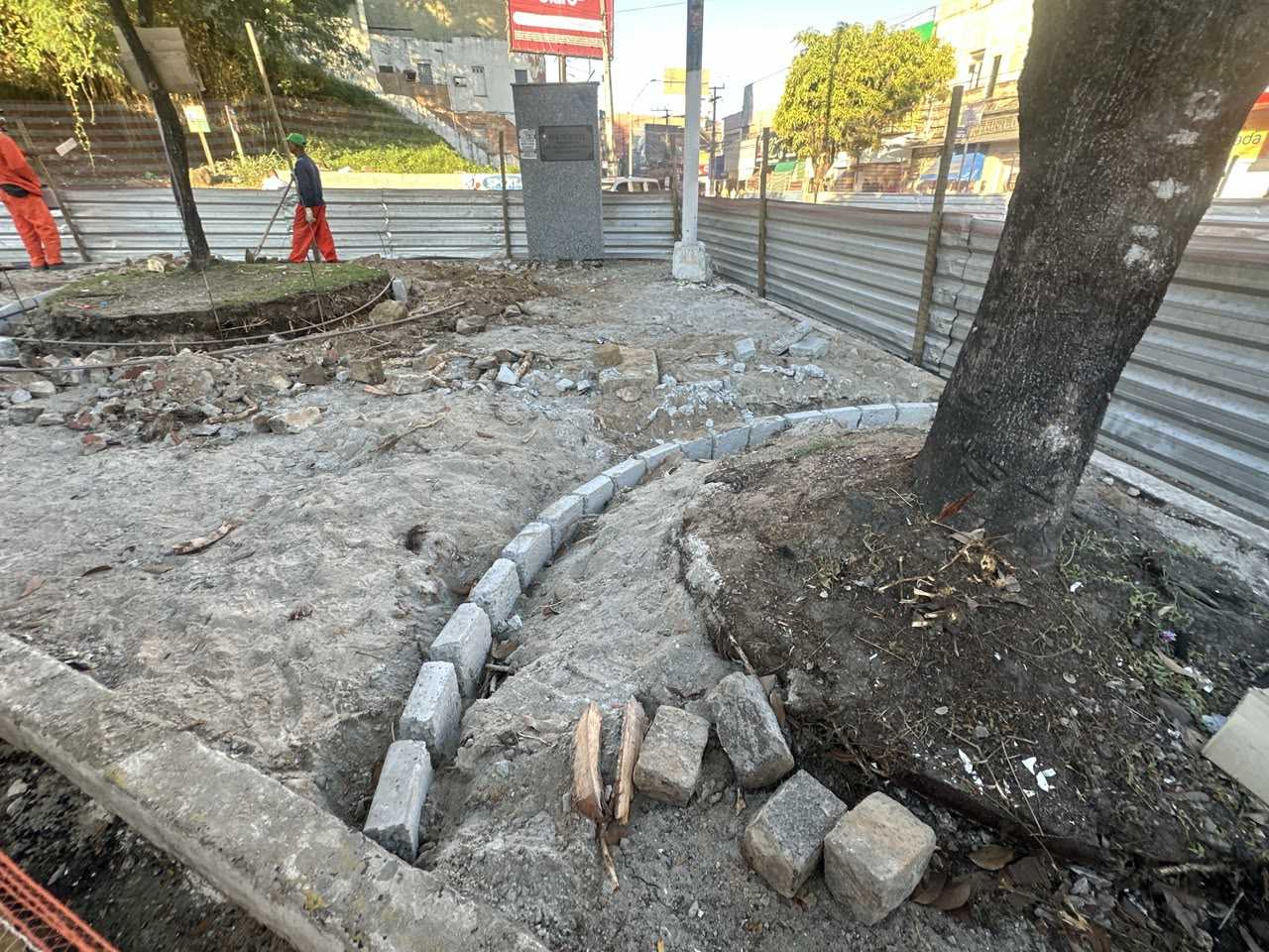 Prefeitura avança com requalificação do canteiro central da Praça Cairu