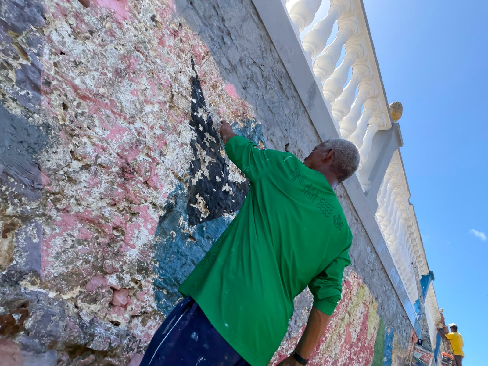 Serviços de pintura renovam o Cemitério da Vitória