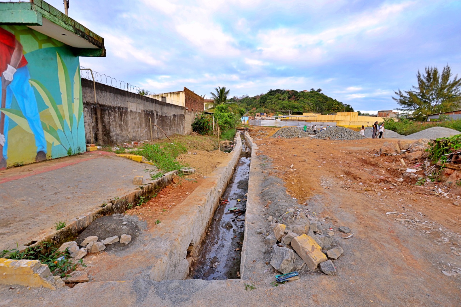 Prefeitura avança na construção de canal de drenagem no bairro Teotônio Vilela