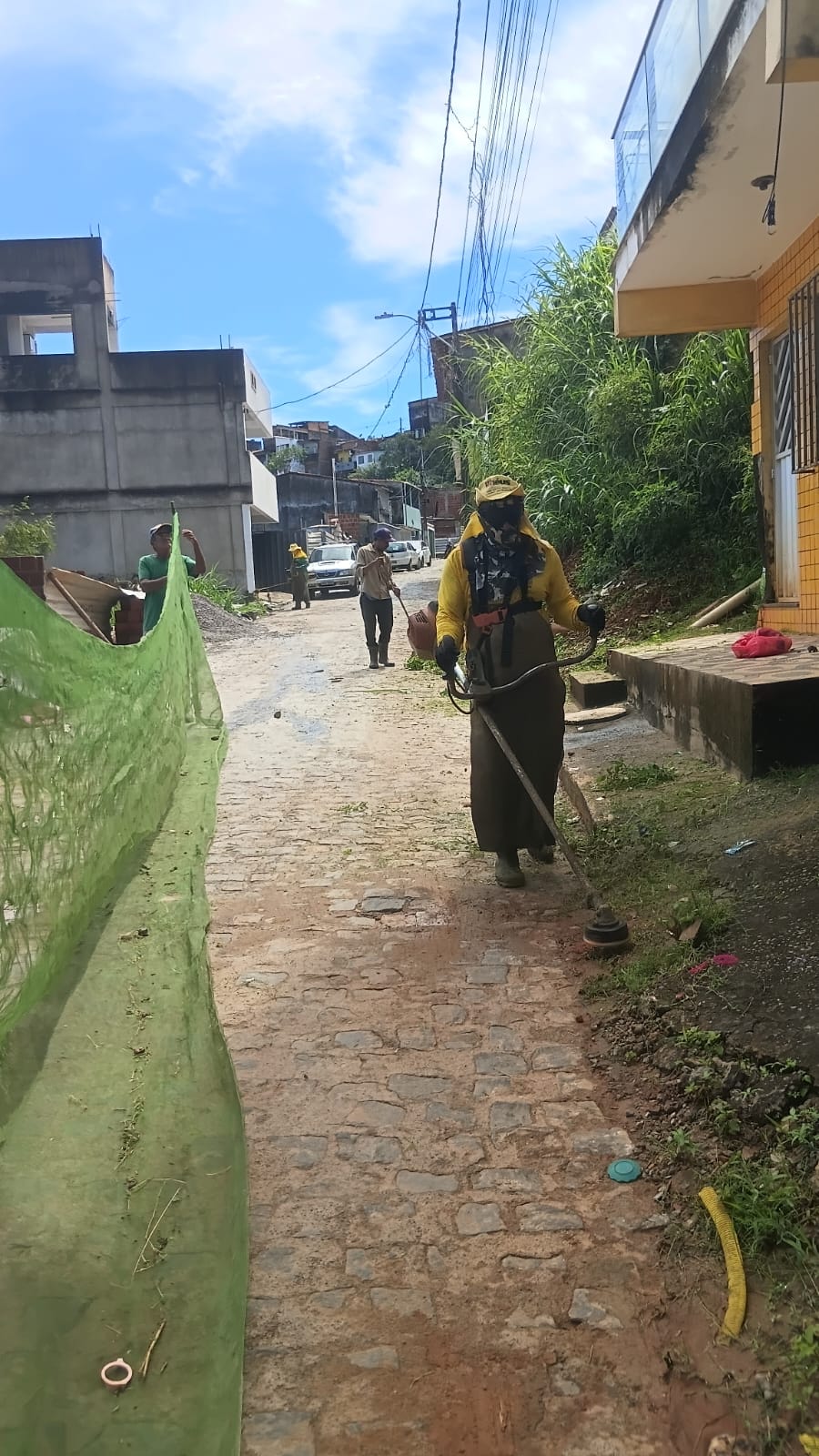 Prefeitura de Ilhéus realiza limpeza de canal e serviços de zeladoria em diferentes pontos da cidade